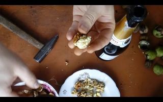Как расколоть грецкий орех в домашних условиях: самые простые способы, как легко снять кожицу с ядер