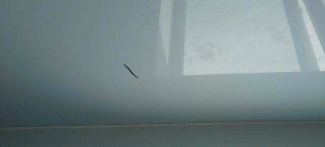 Дырка в натяжном потолке: как заделать дефект качественно своими силами