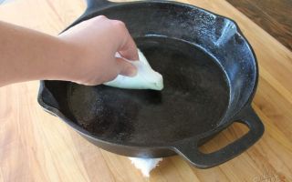 Как подготовить чугунную сковороду перед первым применением, и как её прокалить