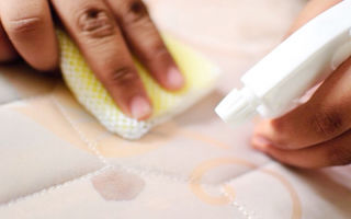 Как почистить матрас в домашних условиях: уход, особенности выведения пятен и чистка ортопедических изделий