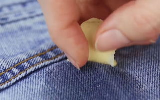 Как убрать пластилин с одежды без ее деформации и избавиться от жирных пятен, отчистив ткань?