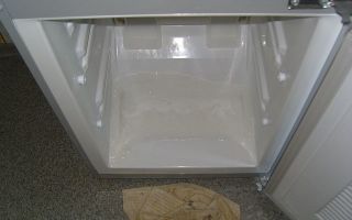 Причины, если в холодильнике собирается вода и почему течет морозильная камера
