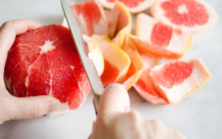 Как правильно и быстро почистить грейпфрут: использование ложки и другие способы красиво нарезать фрукт