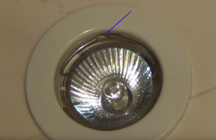 Как выкрутить лампочку из подвесного потолка Как безопасно поменять вышедшую из строя как заменить галогеновую и как менять остальные виды современных лампочек
